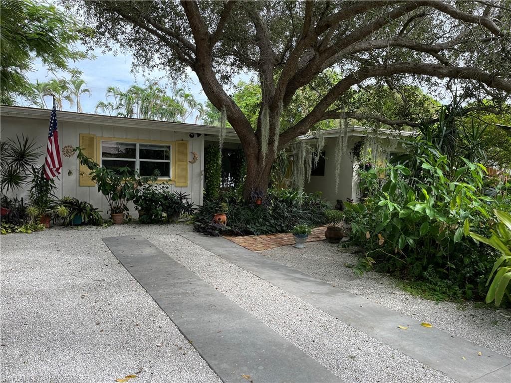 1039 Wisconsin DR NAPLES, FL 34103
