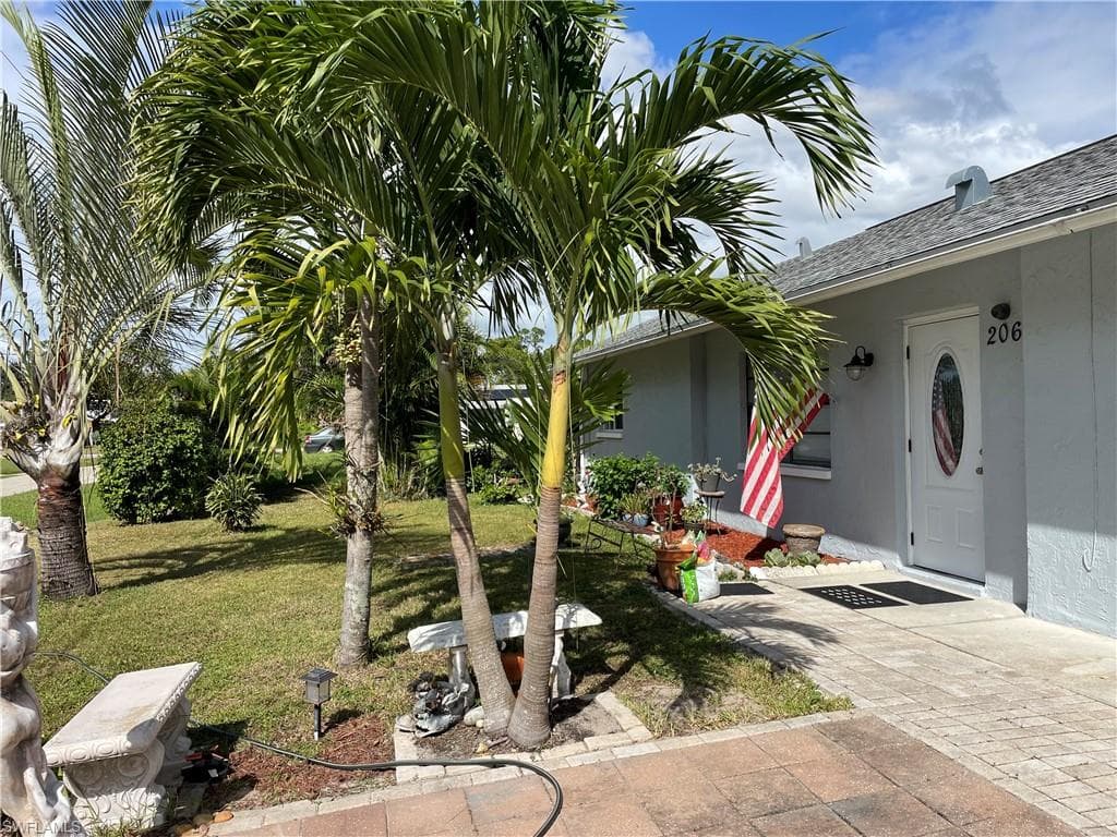 206 Floyd AVE N LEHIGH ACRES, FL 33971