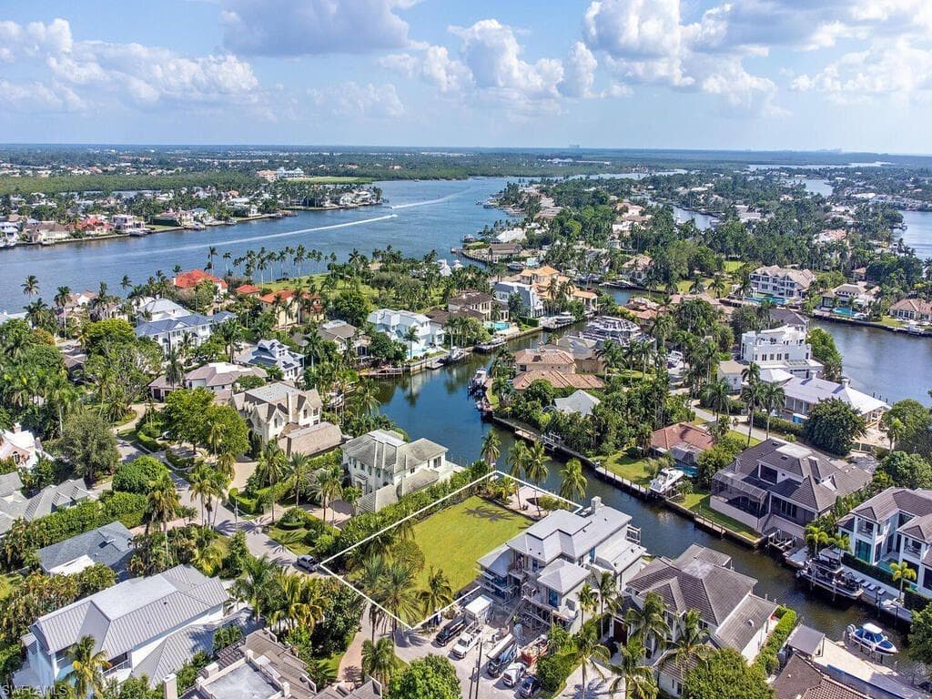688 21st AVE S NAPLES, FL 34102