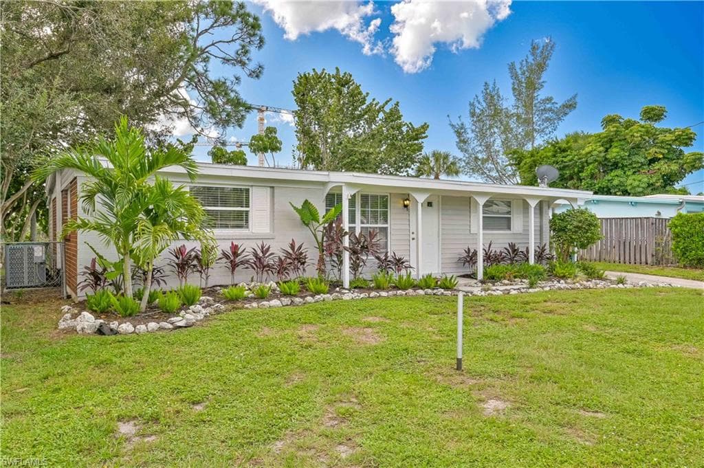 2140 Harbor LN NAPLES, FL 34104