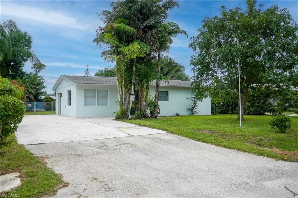 658 Palm Lake DR NAPLES, FL 34104