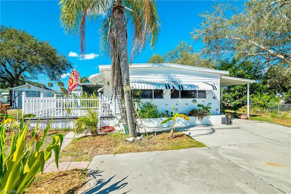 27328 Valois DR BONITA SPRINGS, FL 34135
