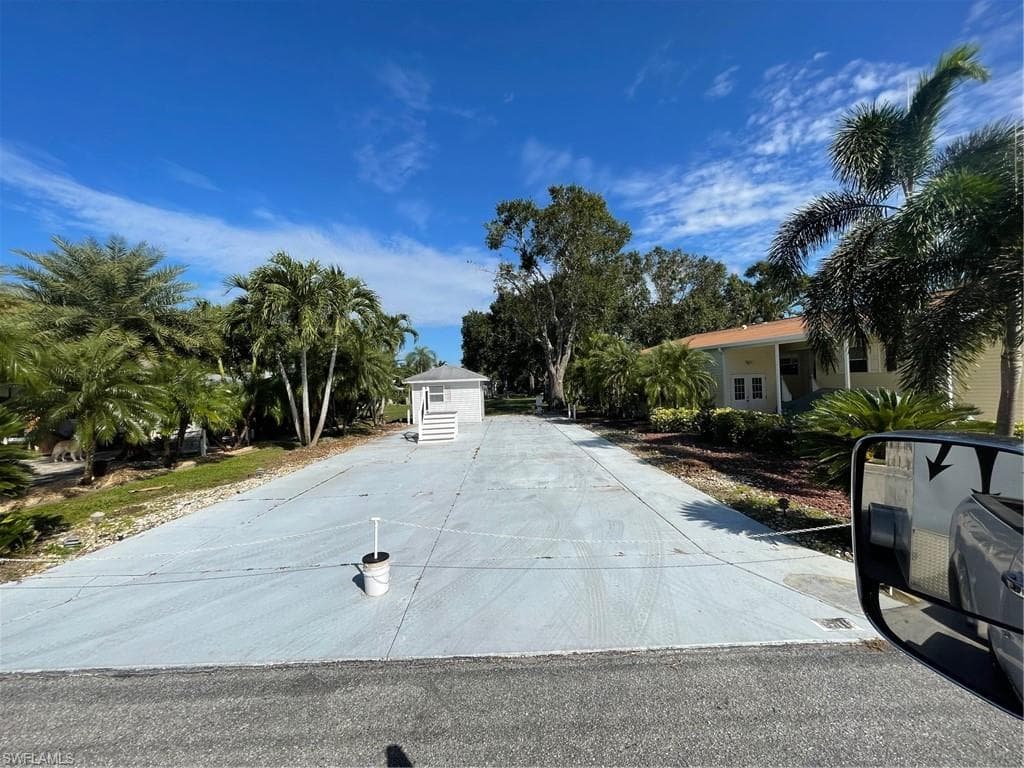 10011 Parkwood DR FORT MYERS, FL 33905