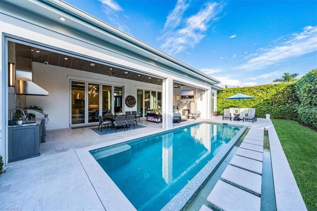 586 Neapolitan LN NAPLES, FL 34103