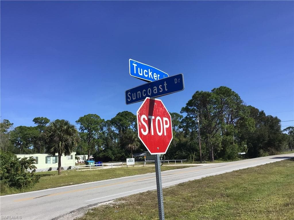 8415 Suncoast DR NORTH FORT MYERS, FL 33917