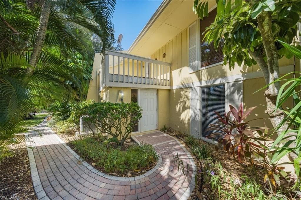 925 Palm View DR E-118 NAPLES, FL 34110