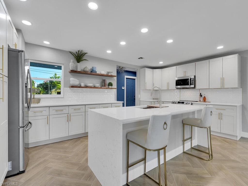 1221 SE 43rd TER CAPE CORAL, FL 33904