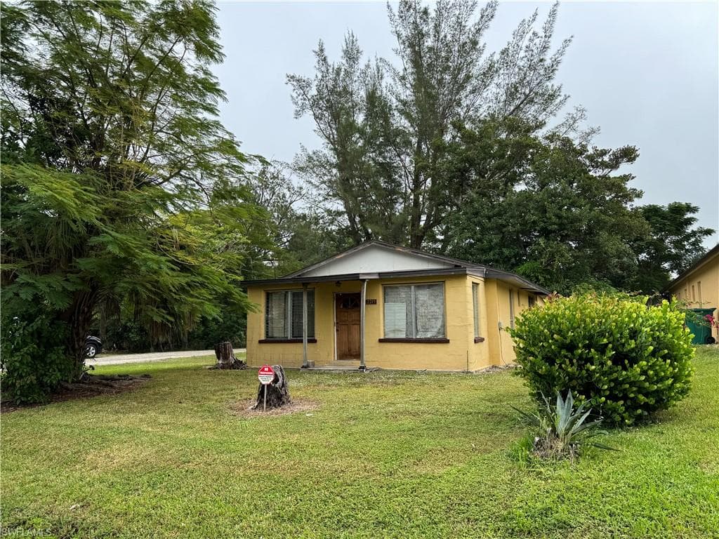 2215 Pineland AVE NAPLES, FL 34112