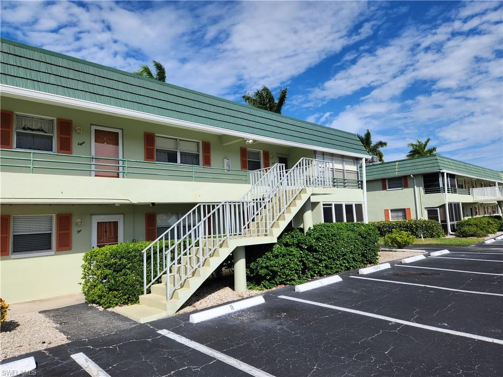 300 Valley Stream DR D-5 NAPLES, FL 34113