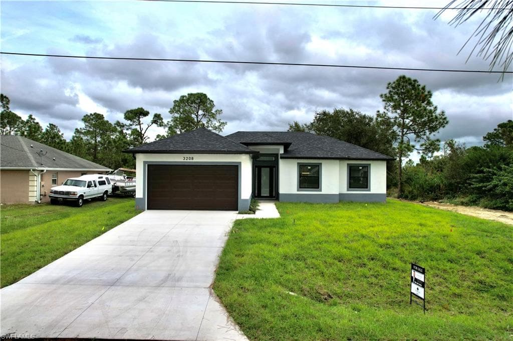 3208 31st ST W LEHIGH ACRES, FL 33971