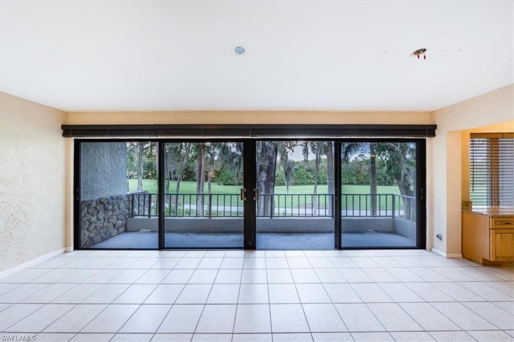 105 Clubhouse DR 256 NAPLES, FL 34105