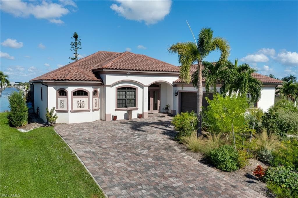 925 SW 51st TER CAPE CORAL, FL 33914