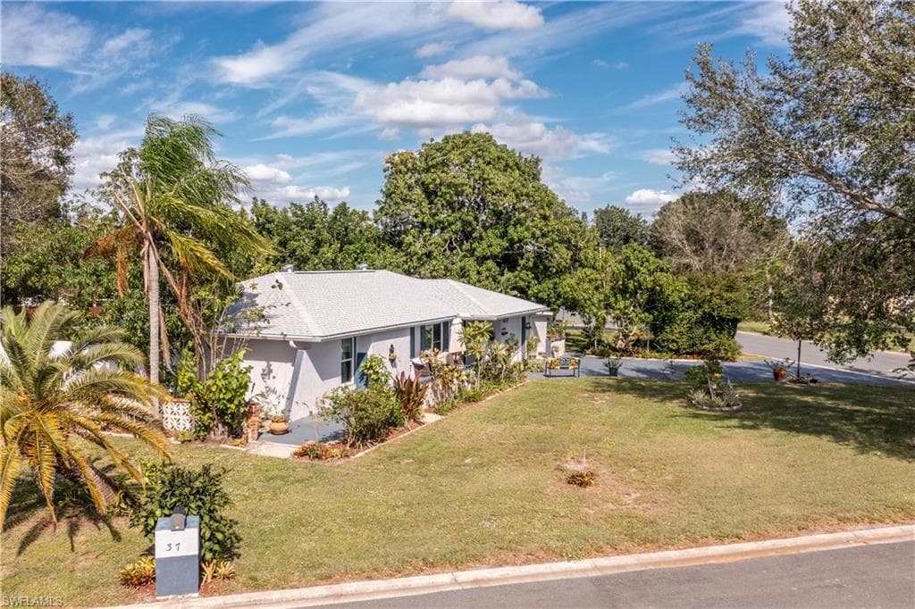 37 Crestwood CIR E LEHIGH ACRES, FL 33936