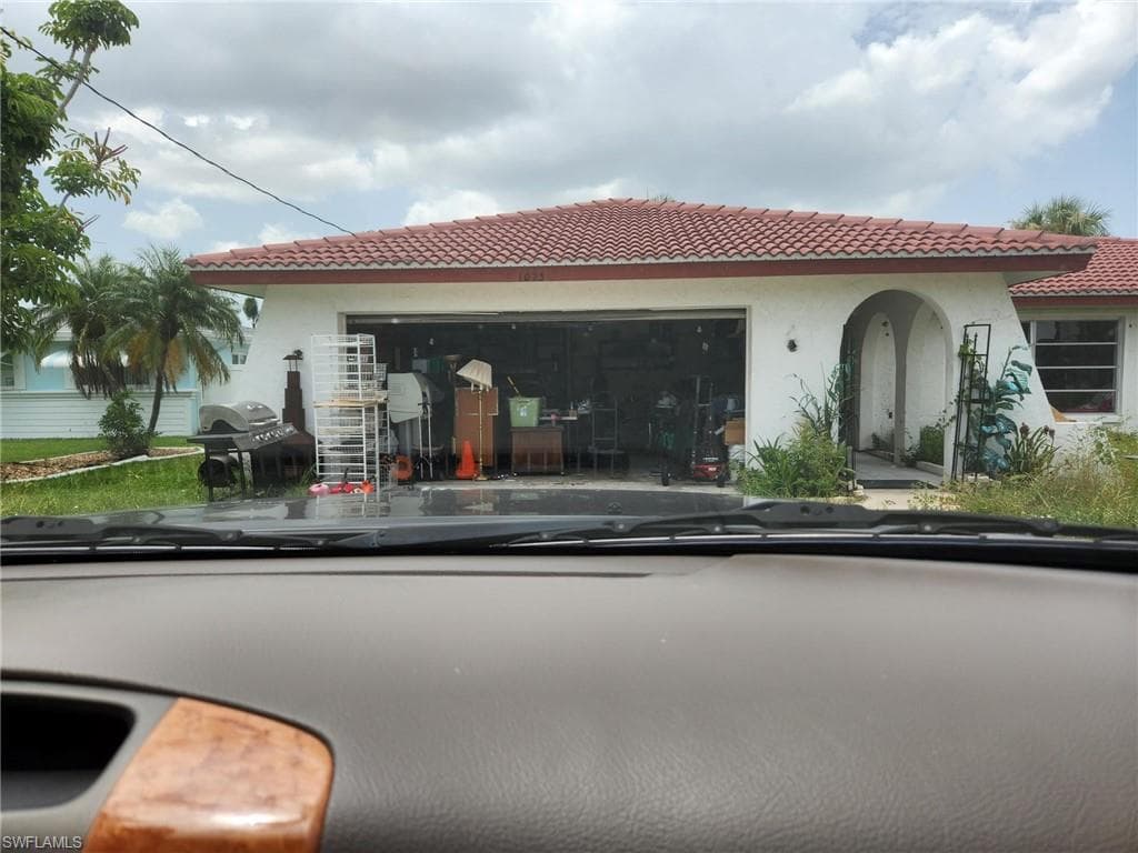 1023 Dolphin DR CAPE CORAL, FL 33904