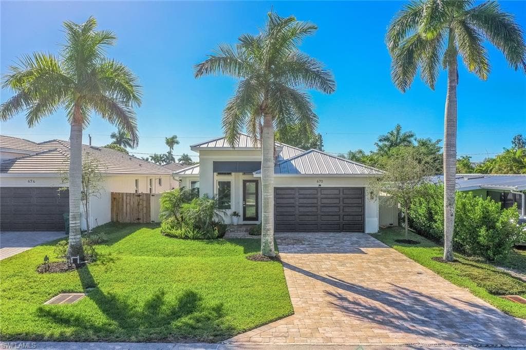 670 101st AVE N NAPLES, FL 34108