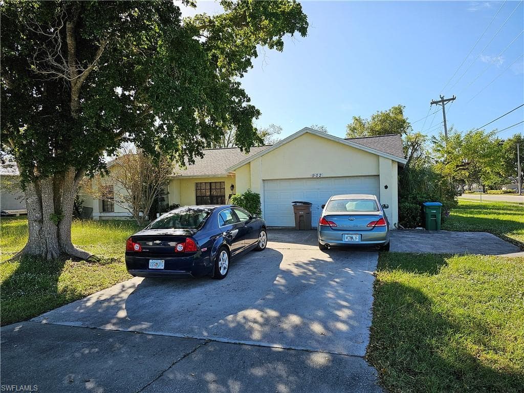 902 SE 17th TER CAPE CORAL, FL 33990