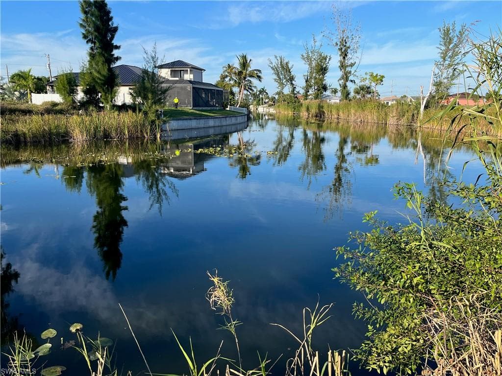 823 SW 24th ST CAPE CORAL, FL 33991