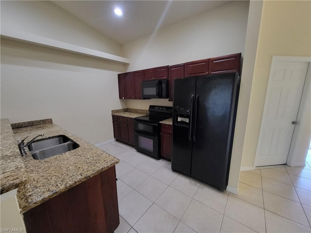 905 SE 13th ST CAPE CORAL, FL 33904