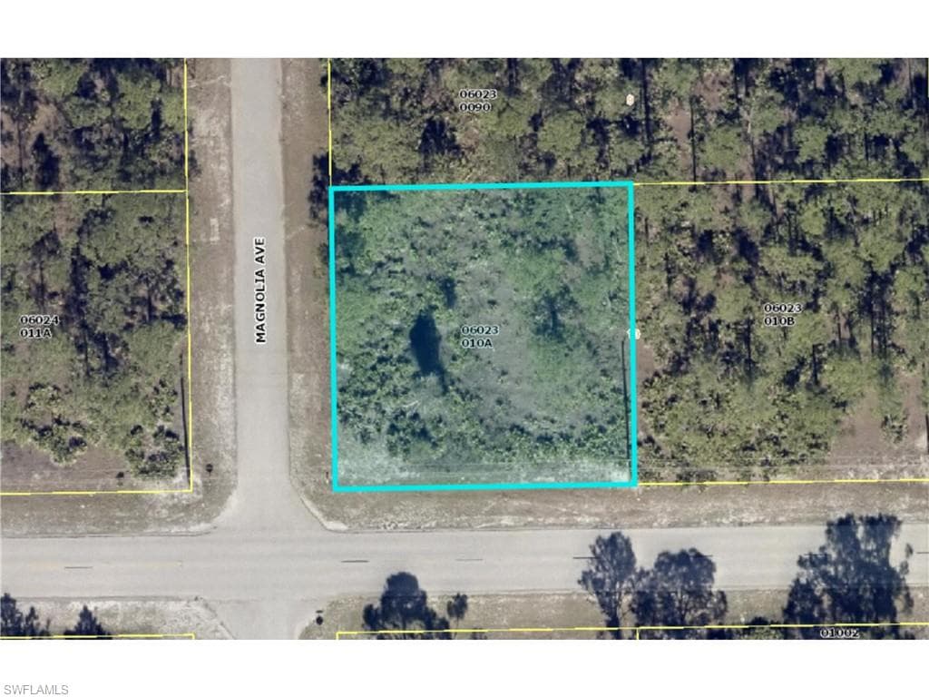 906 17th ST LEHIGH ACRES, FL 33972