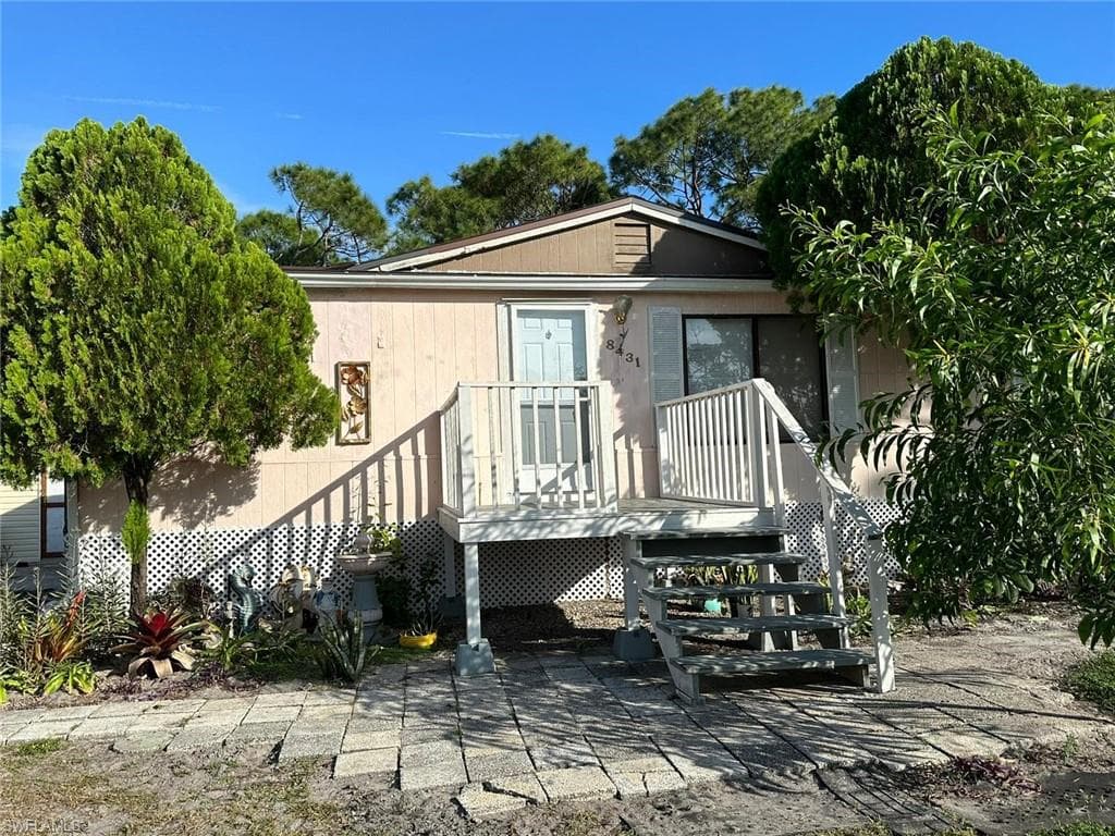 8431 McDaniel DR NORTH FORT MYERS, FL 33917