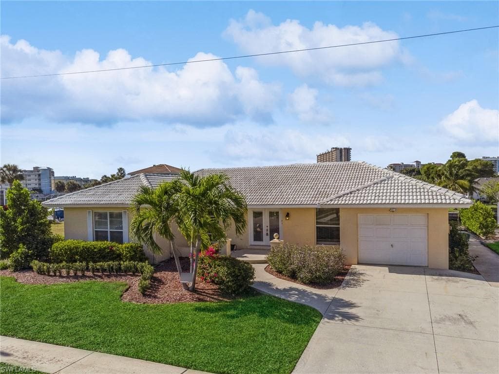 40 Buttercup CT MARCO ISLAND, FL 34145