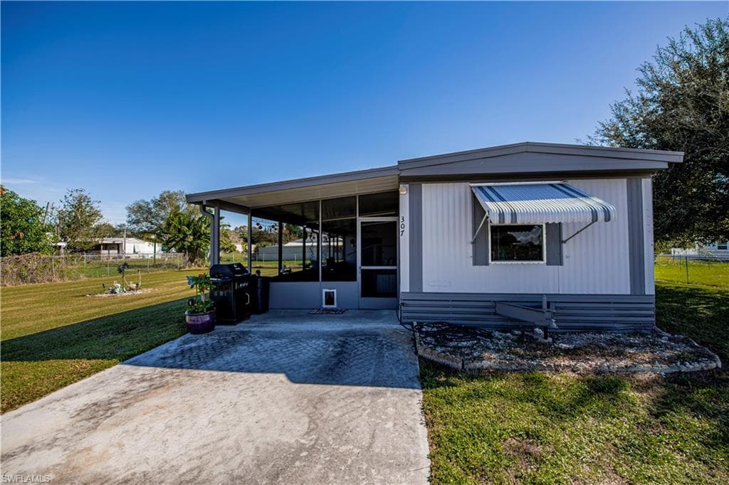 307 Oakmont AVE NW MOORE HAVEN, FL 33471