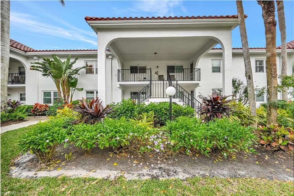 1053 Forest Lakes DR J-204 NAPLES, FL 34105