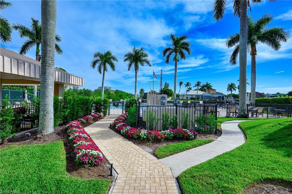 11118 Gulf Shore DR A-202 NAPLES, FL 34108