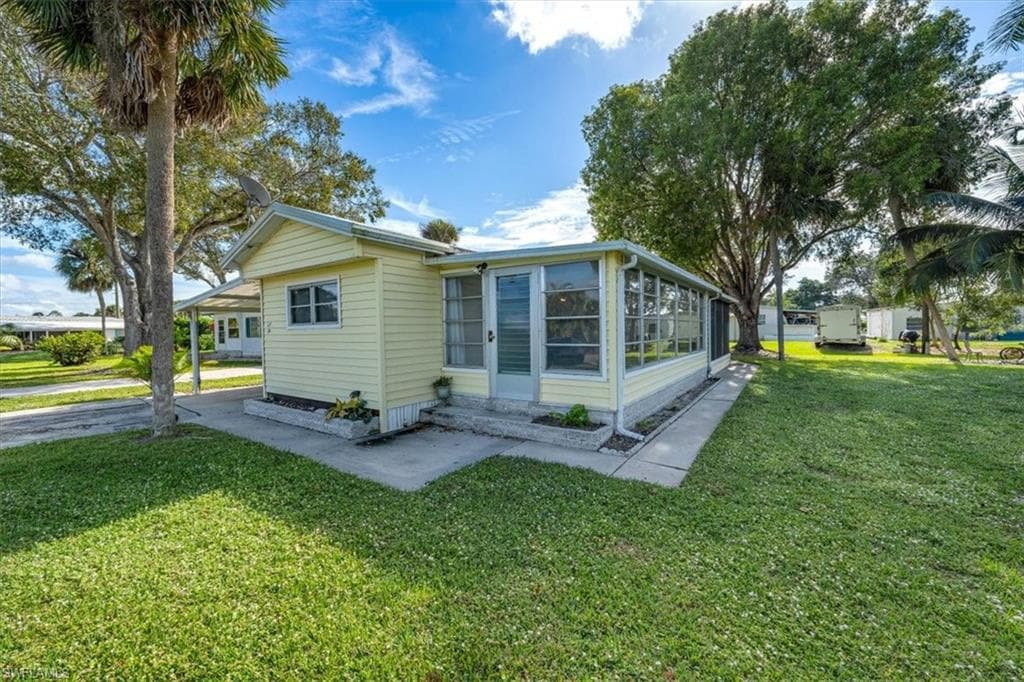 24 Sonderhen DR NAPLES, FL 34114