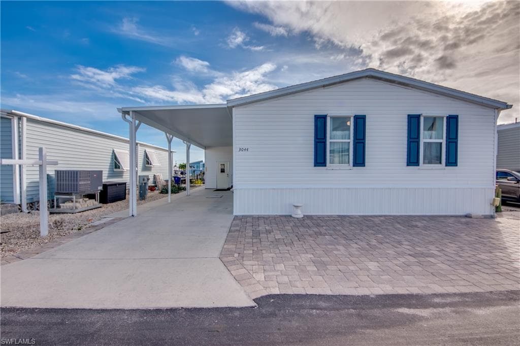3044 Harpoon LN ST. JAMES CITY, FL 33956