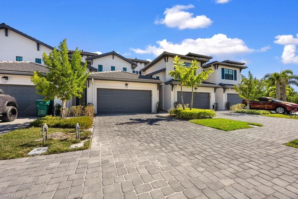 7456 Rockefeller DR NAPLES, FL 34119