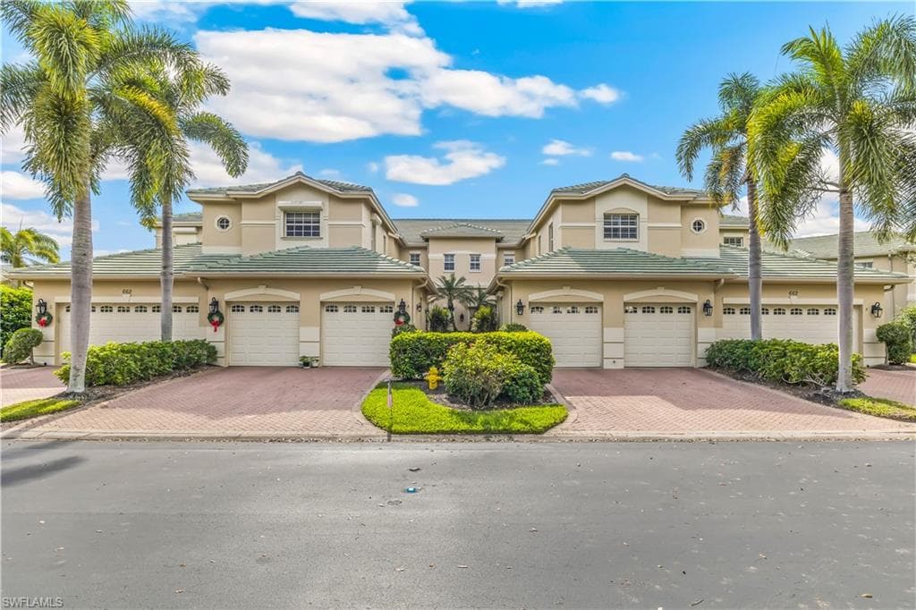 662 Vintage Reserve CIR 8-B NAPLES, FL 34119