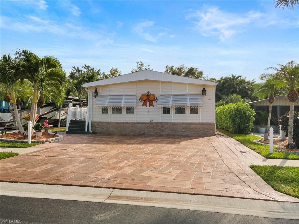 1203 Silver Lakes BLVD NAPLES, FL 34114