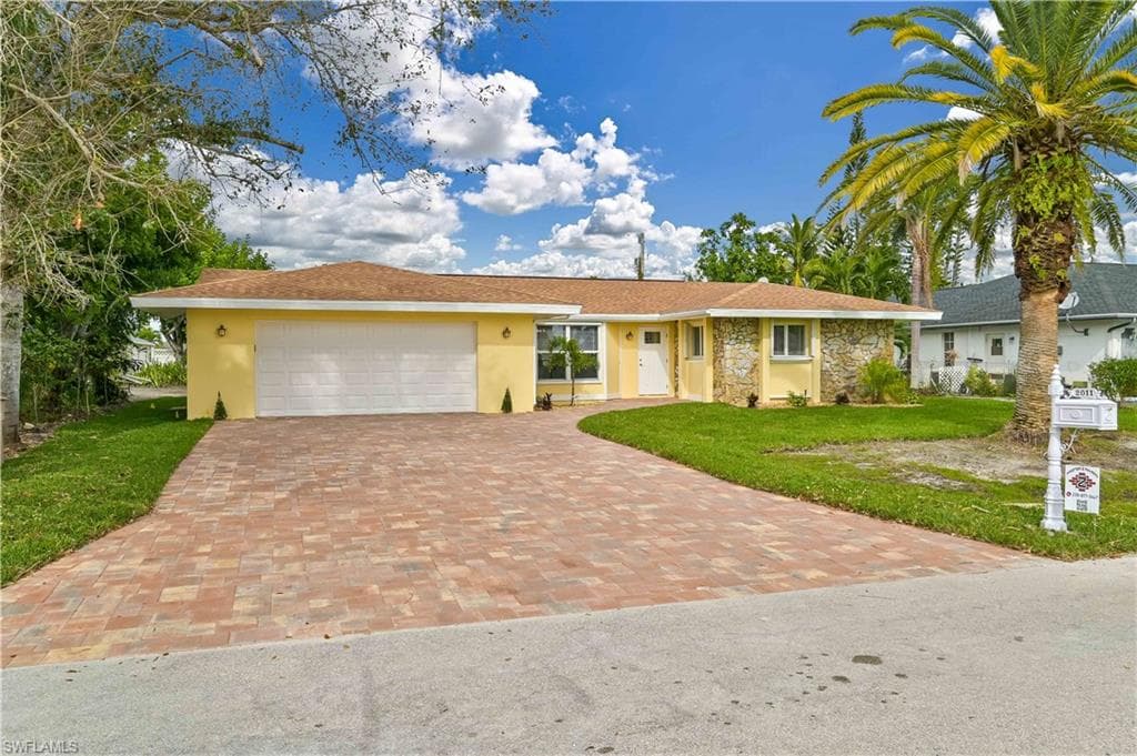 2011 SE 8th ST CAPE CORAL, FL 33990