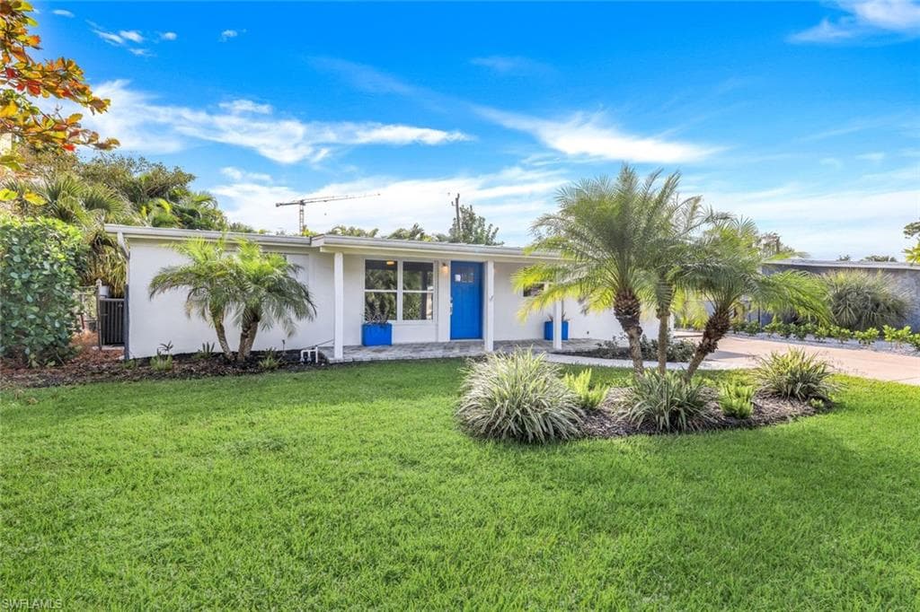 2048 Holiday LN NAPLES, FL 34104