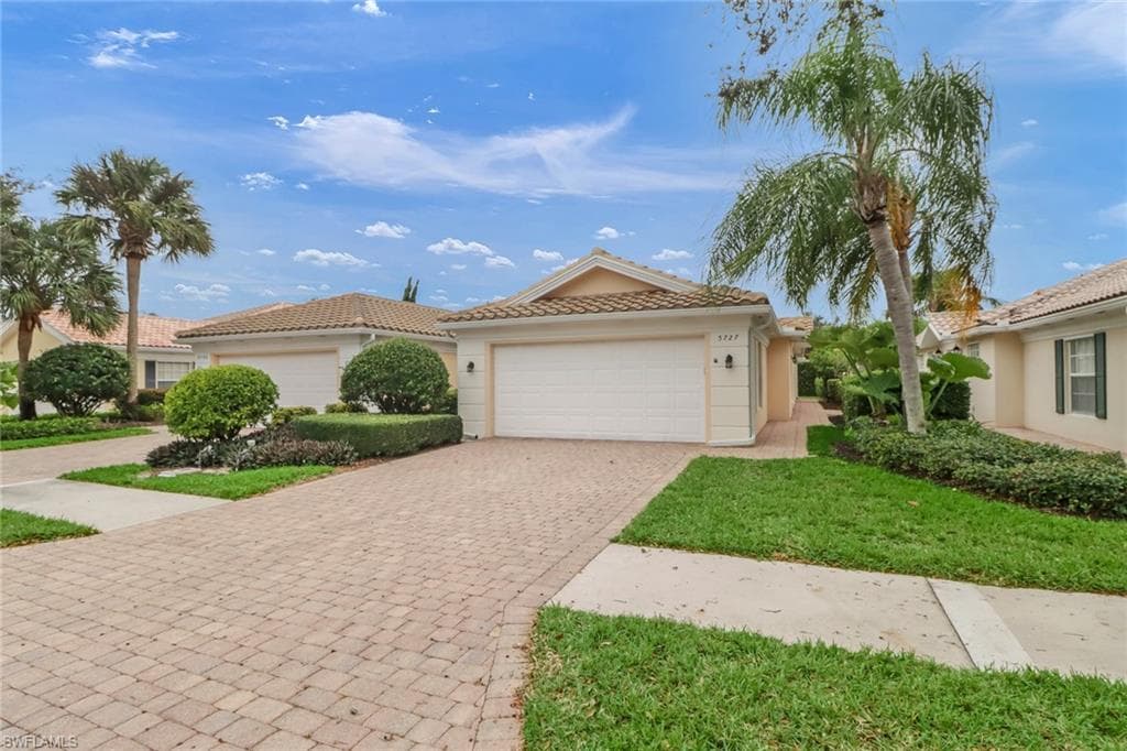 5727 Drummond WAY NAPLES, FL 34119
