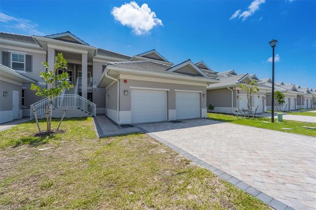 268 Indies DR E 102 NAPLES, FL 34114