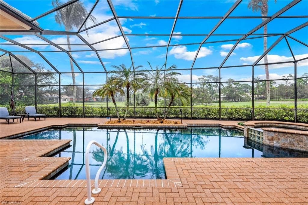 285 CHARLESTON CT NAPLES, FL 34110