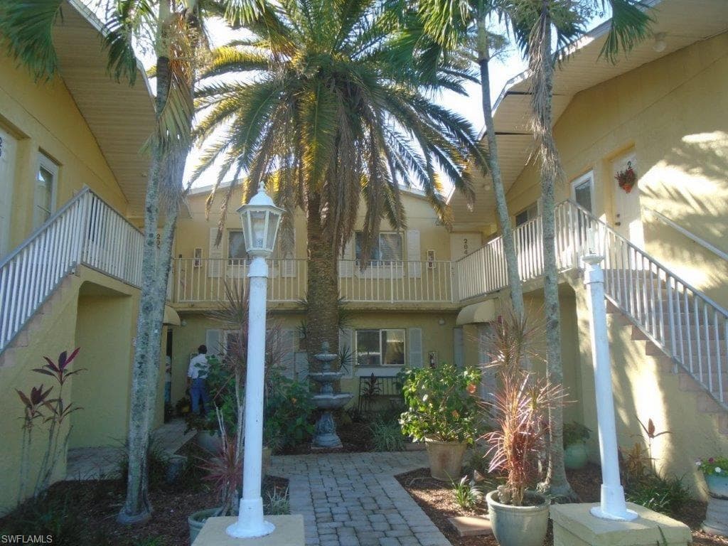 8135 Country RD 202 FORT MYERS, FL 33919