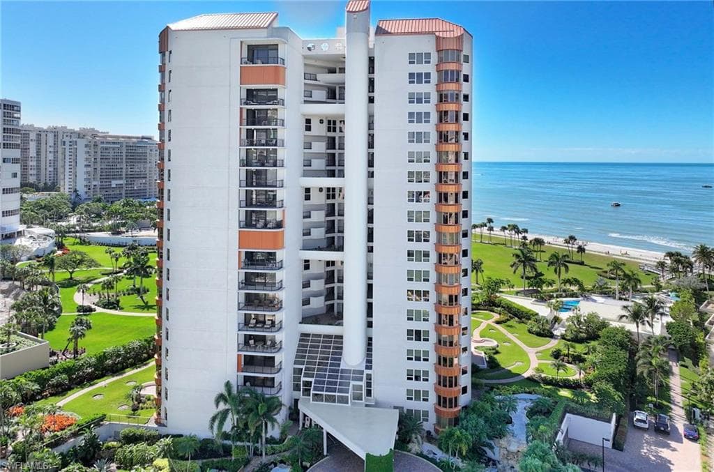 4251 Gulf Shore Blvd N BLVD N 8C NAPLES, FL 34103