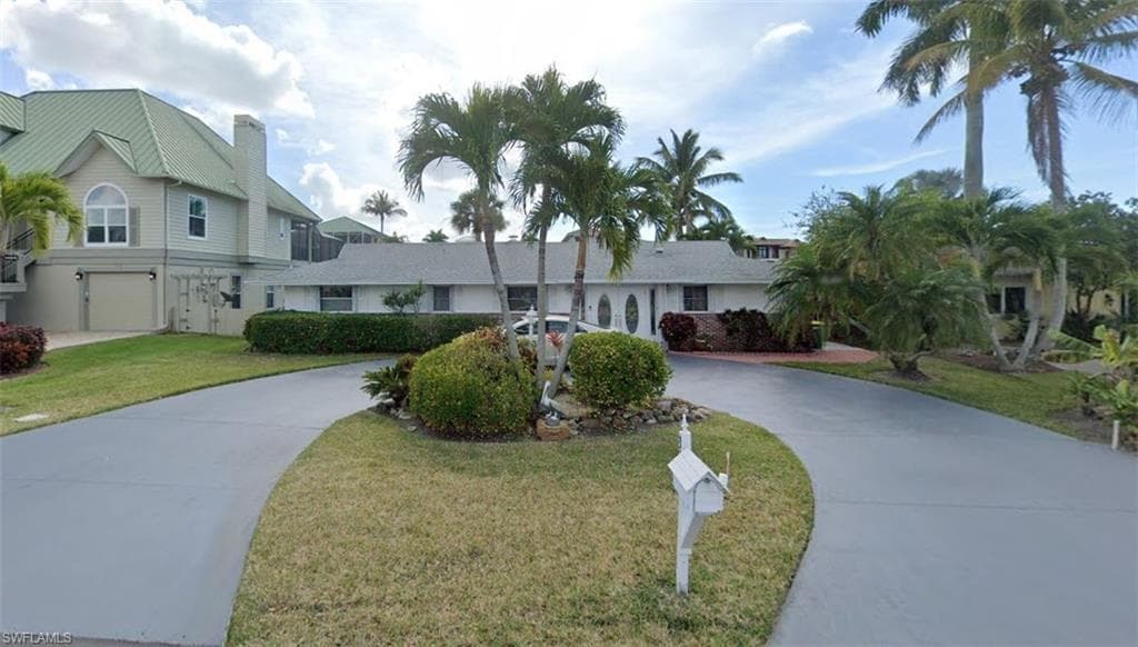 318 Trade Winds AVE NAPLES, FL 34108