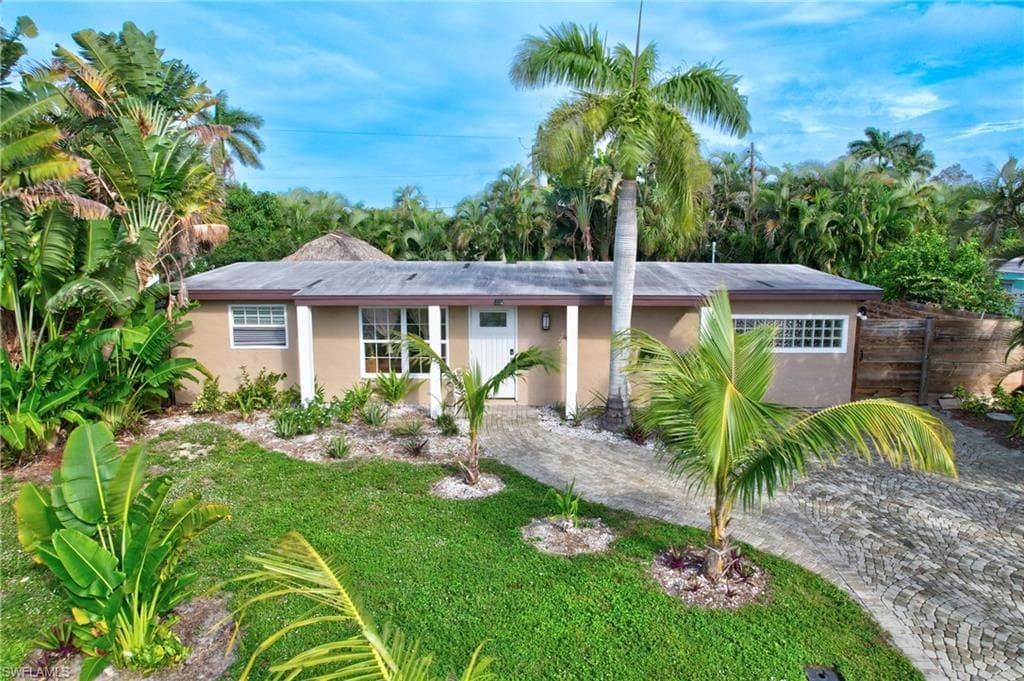 2123 Holiday LN NAPLES, FL 34104