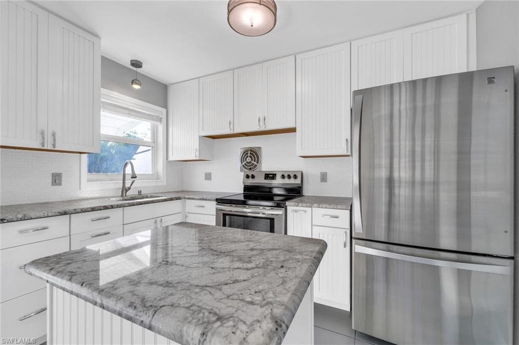1655 Bates CIR FORT MYERS, FL 33901