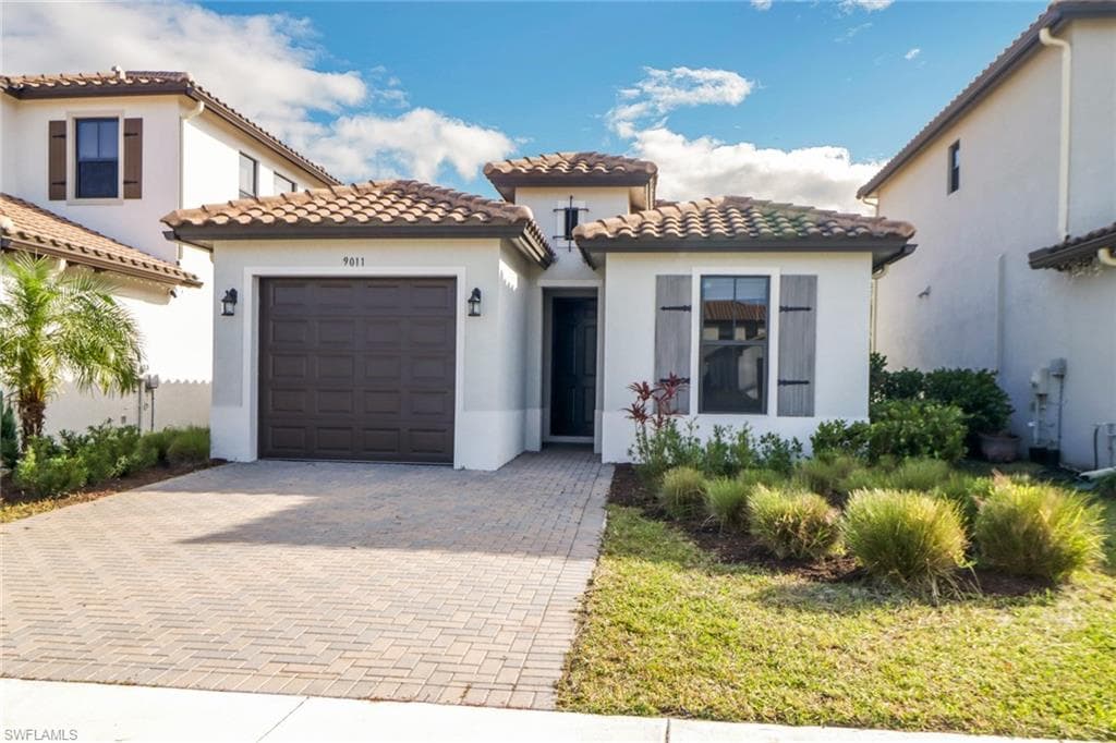 9011 Madrid CIR NAPLES, FL 34104