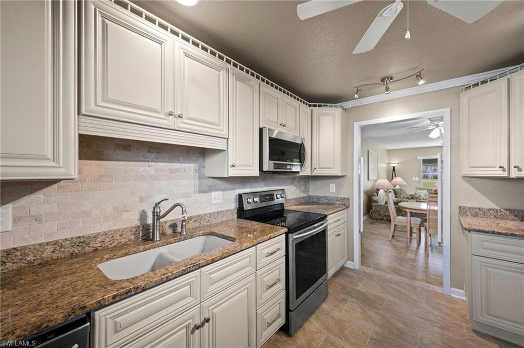 8741 Lueck LN J3 FORT MYERS, FL 33919