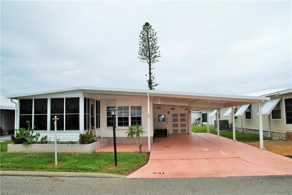 581 Hogan DR NORTH FORT MYERS, FL 33903