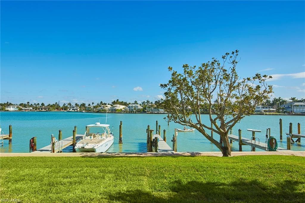 2600 Gulf Shore BLVD N 15 NAPLES, FL 34103