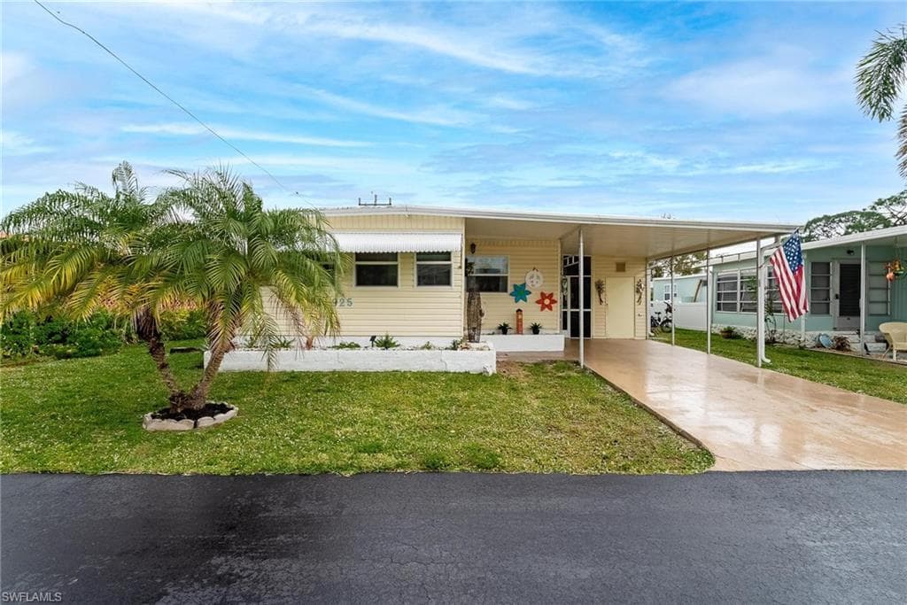 925 Lazy LN NORTH FORT MYERS, FL 33917