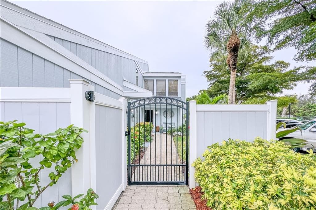201 Woodshire LN NAPLES, FL 34105