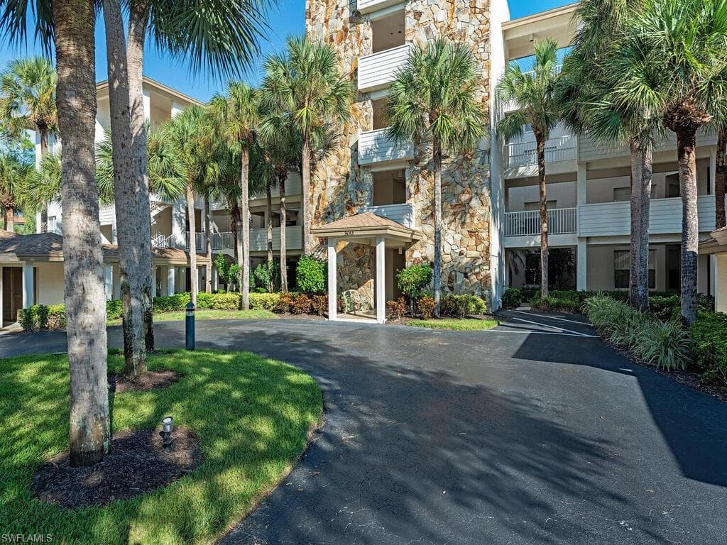 300 Wyndemere WAY C-402 NAPLES, FL 34105